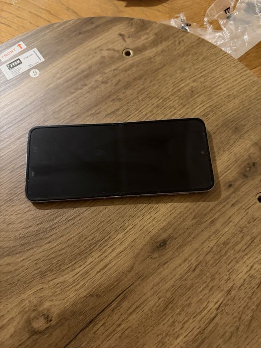 Samsung Galaxy Z Flip 6 – Stare bună, funcționează impecabil