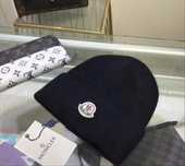 Caciula moncler alb si negru in stare impecabila