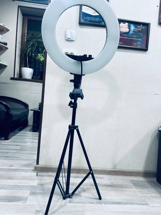 Спочно продаю кольцевая склфи лампа