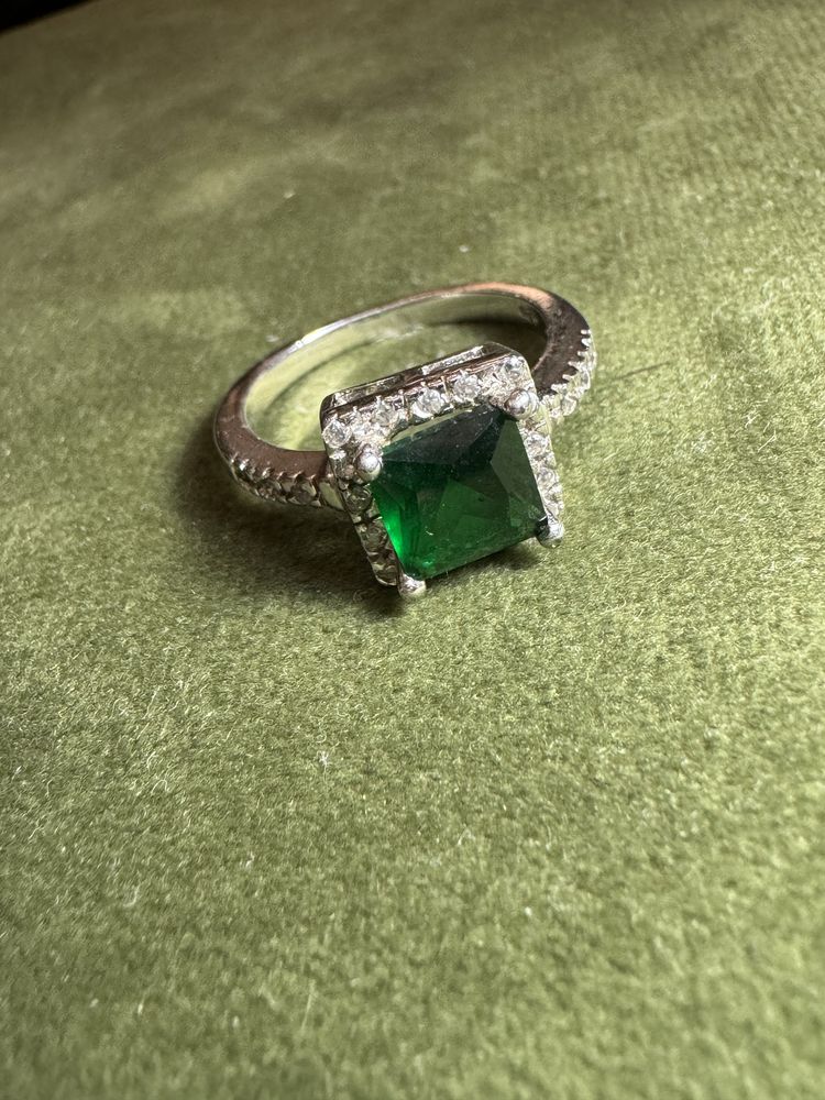 Сребърен пръстен със зелен камък
