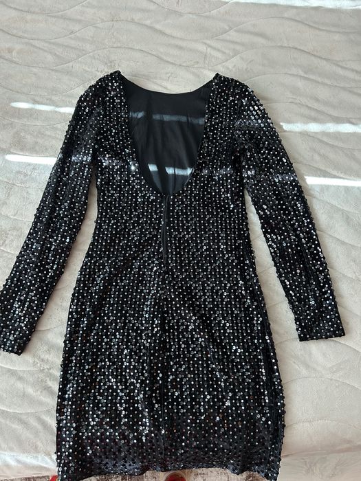Къса черна рокля с пайети
