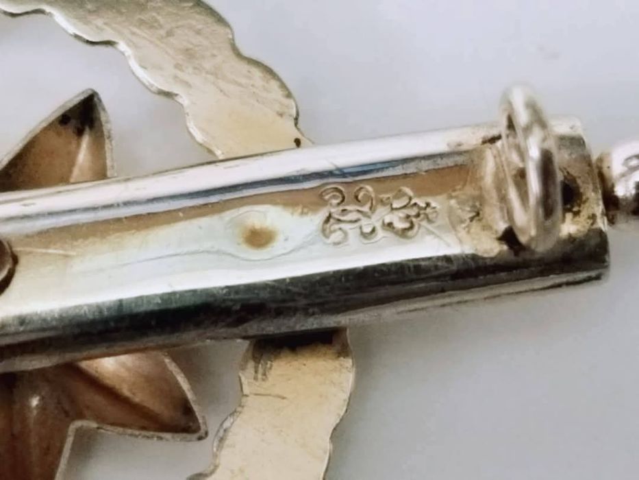 Veche brosa placata cu aur