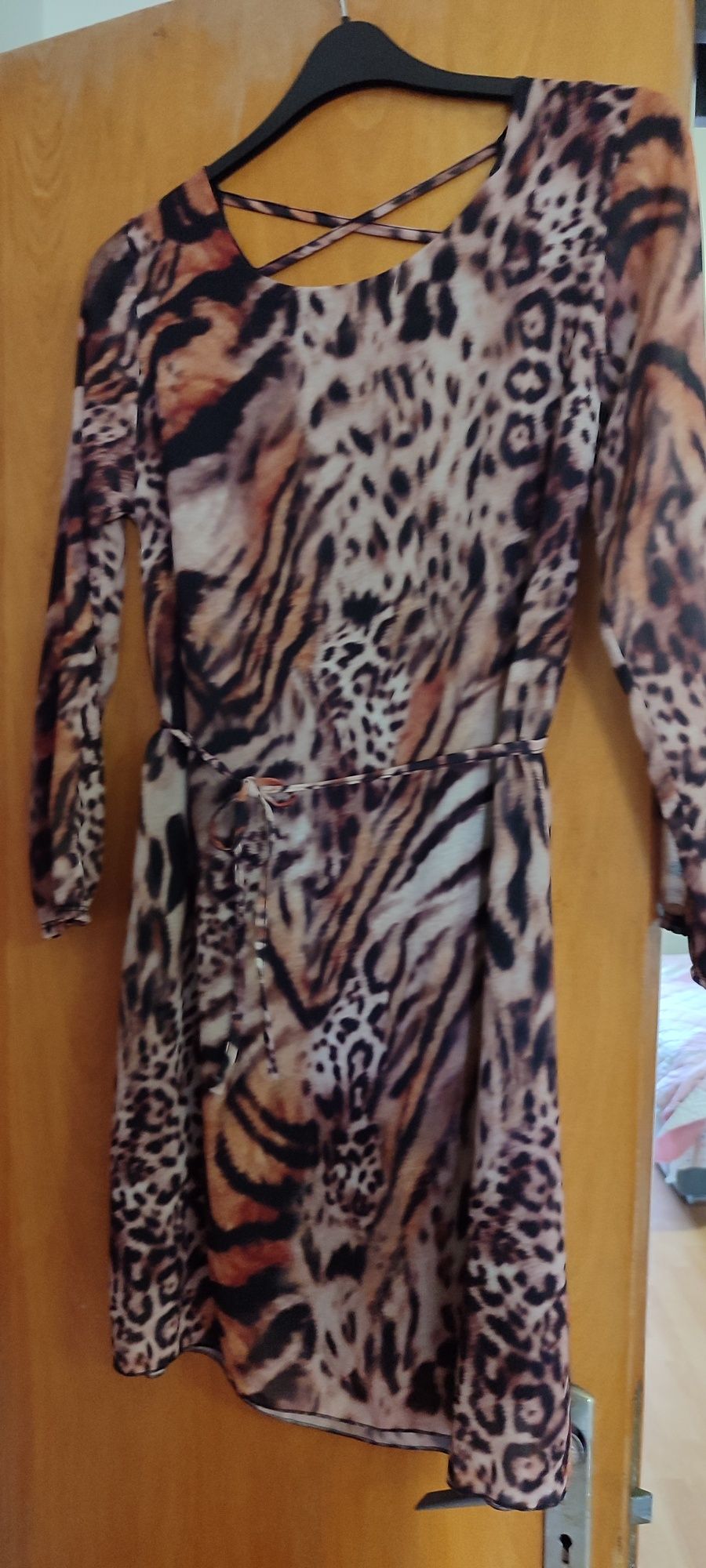 Vând rochie de mătase ,model animal print