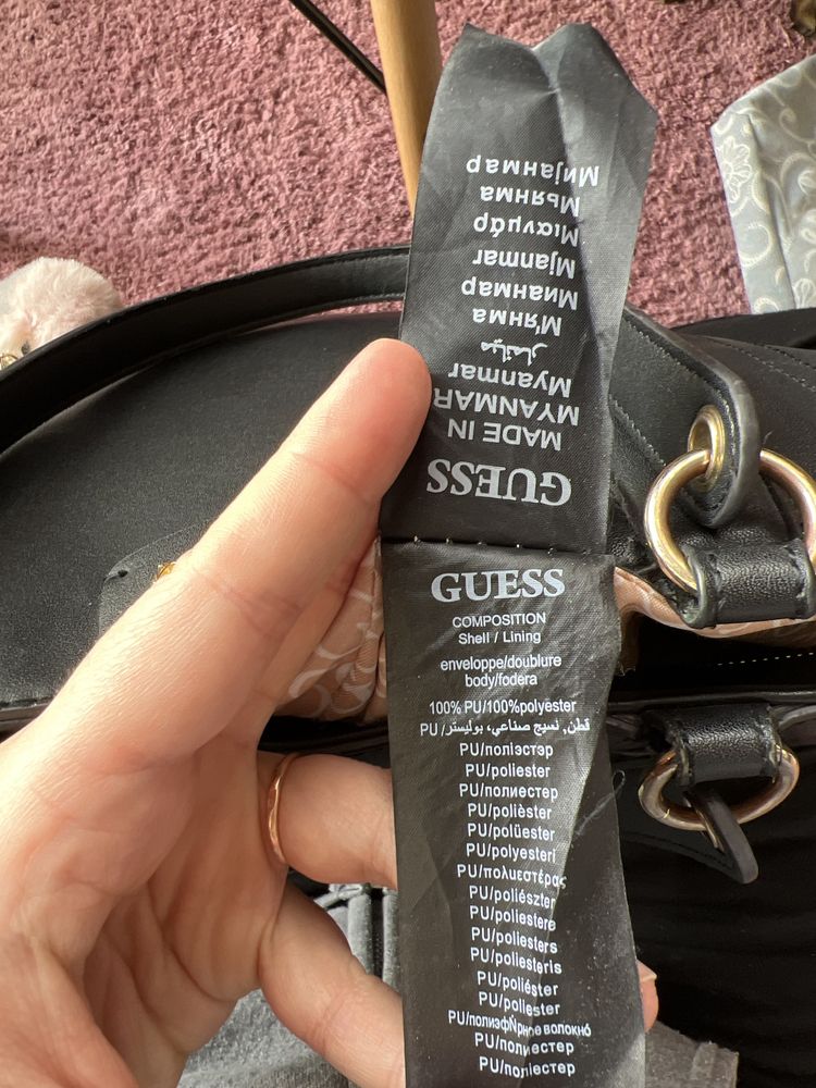 Черна кожена чанта Guess