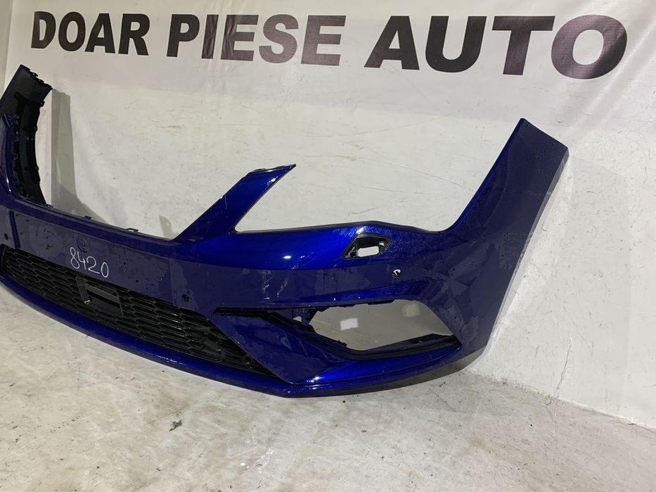 Bara fata Seat Leon 3, facelift, 2016, 2017, 2018, 2019, cod origine OE 5F0807221AB, cu gauri pentru spalatori faruri si senzori de parcare (4). Grila este defecta.