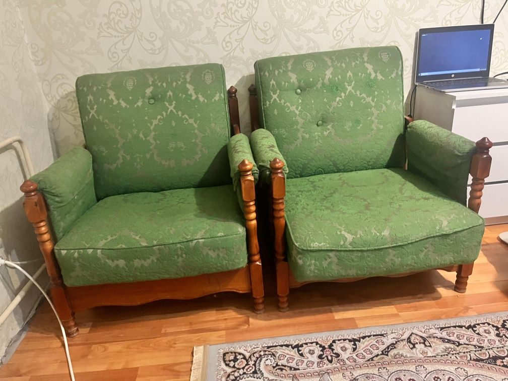 Продам диван  и кресло деревянный  в состоянии б/у.в хорошем состоянии