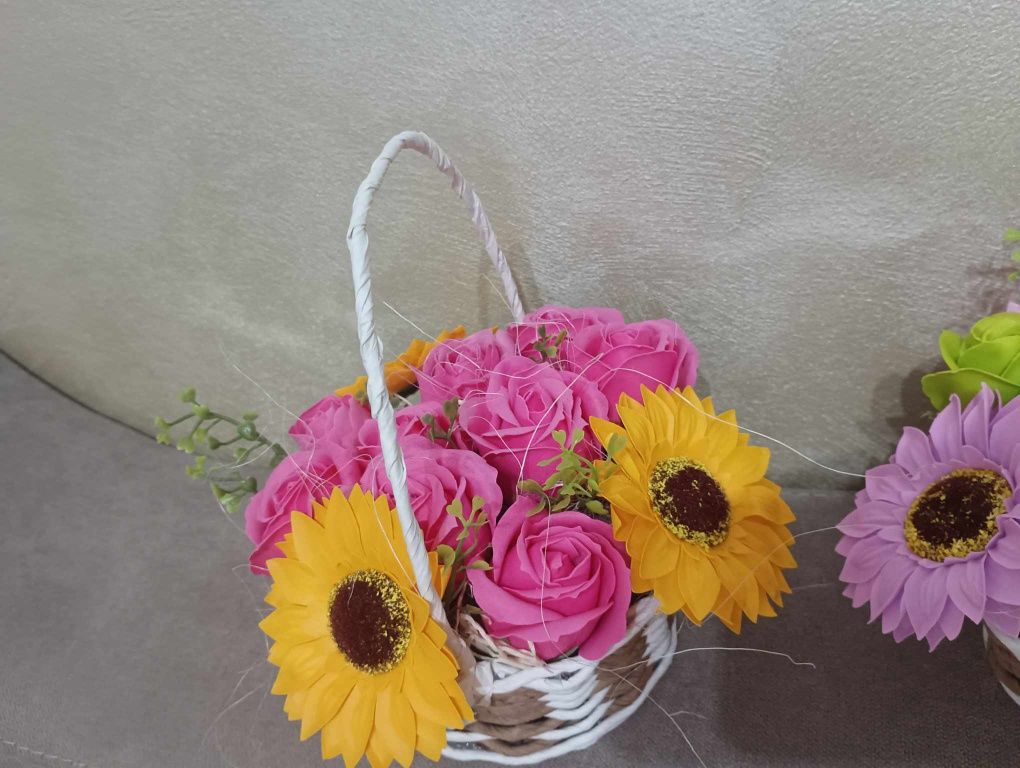Ръчно изработени кошнички с рози