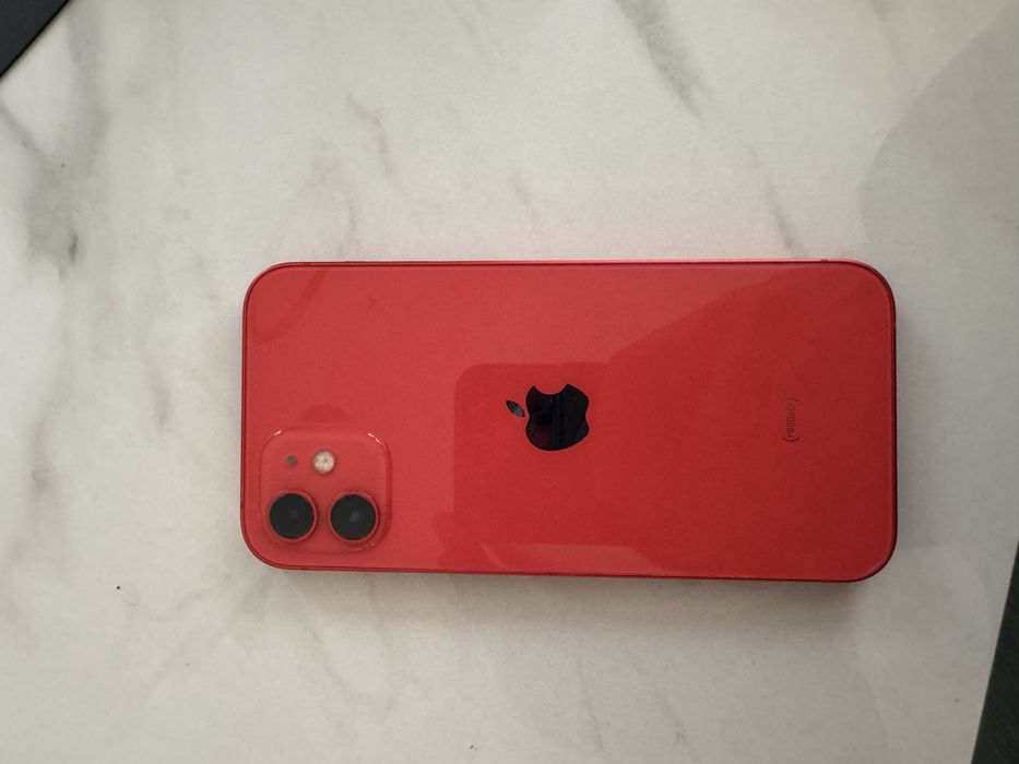 Продавам iPhone 12 64GB червен