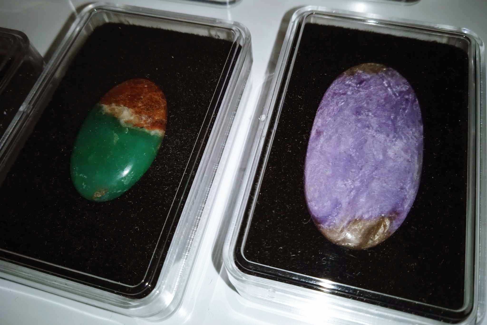 Скъпоценни камъни Чароит и Хризопраз
