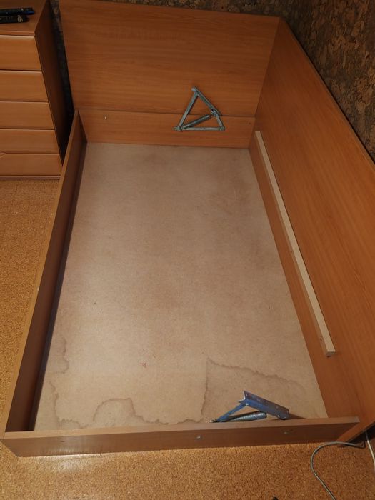 Здравейте, продавам легло, без матрак, 120/200. В отлично състояние