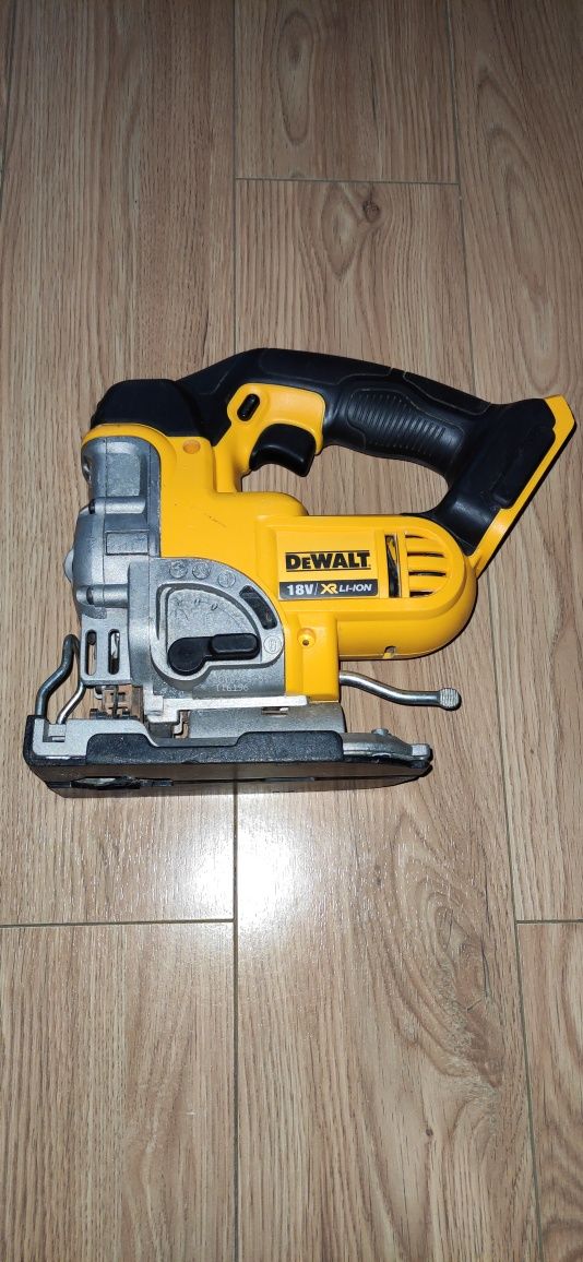 Зеге и батерия DEWALT DCS331