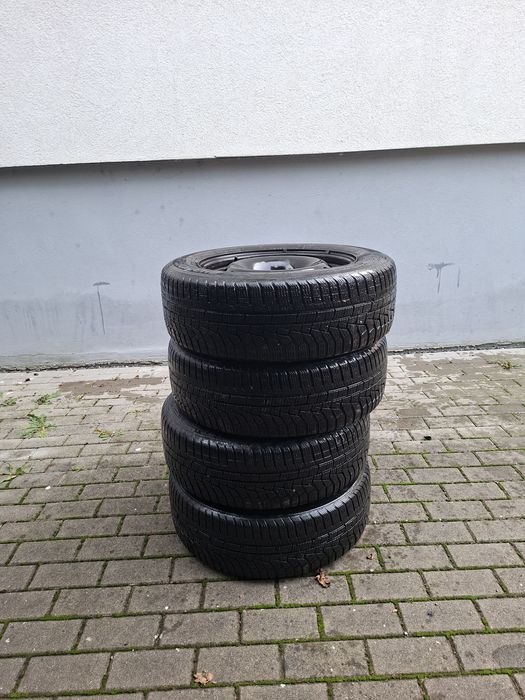 Vând set roti echipate cu anvelope de iarna.