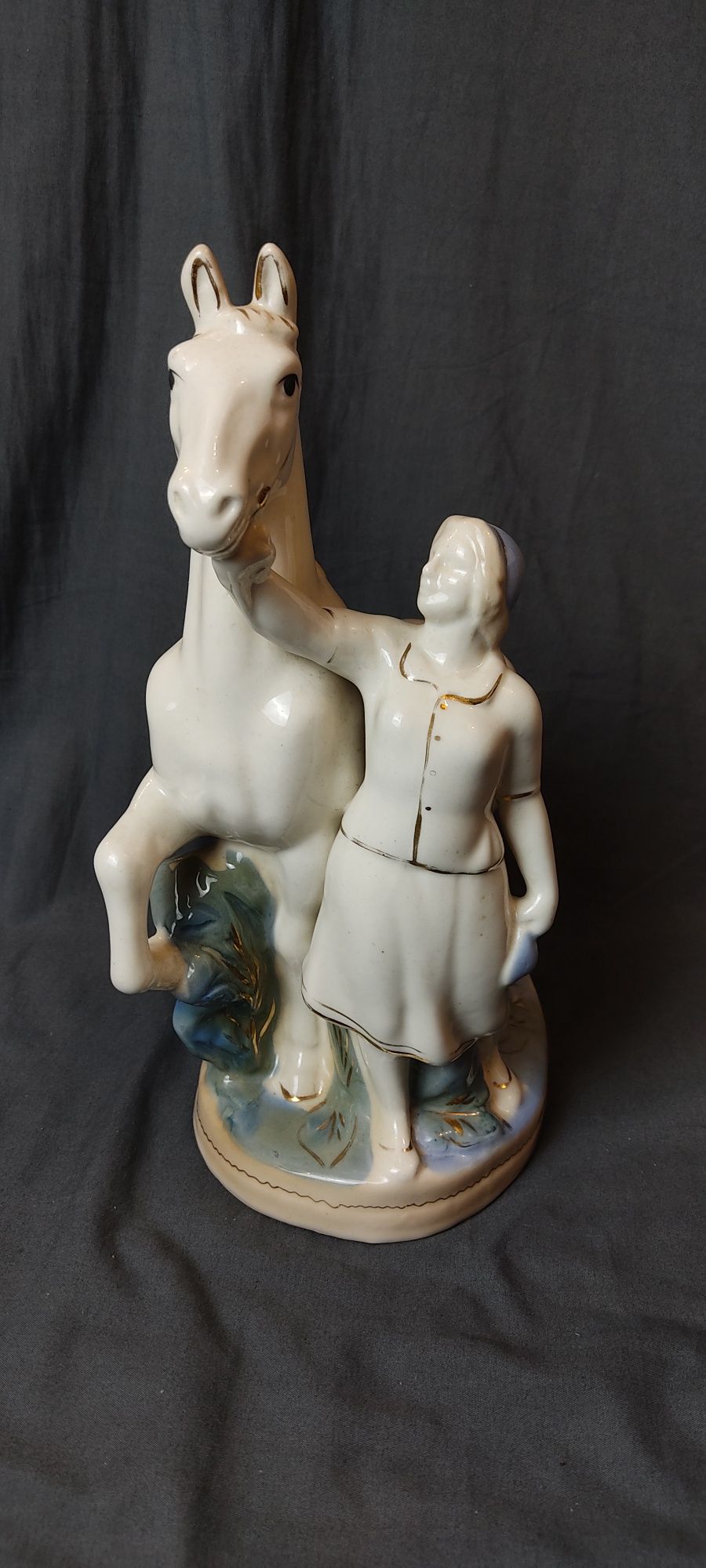 Фарфоровая статуэтка колхозница с конем зхк ссср