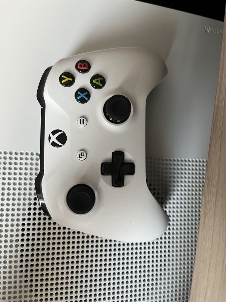 Xbox One S приставка.