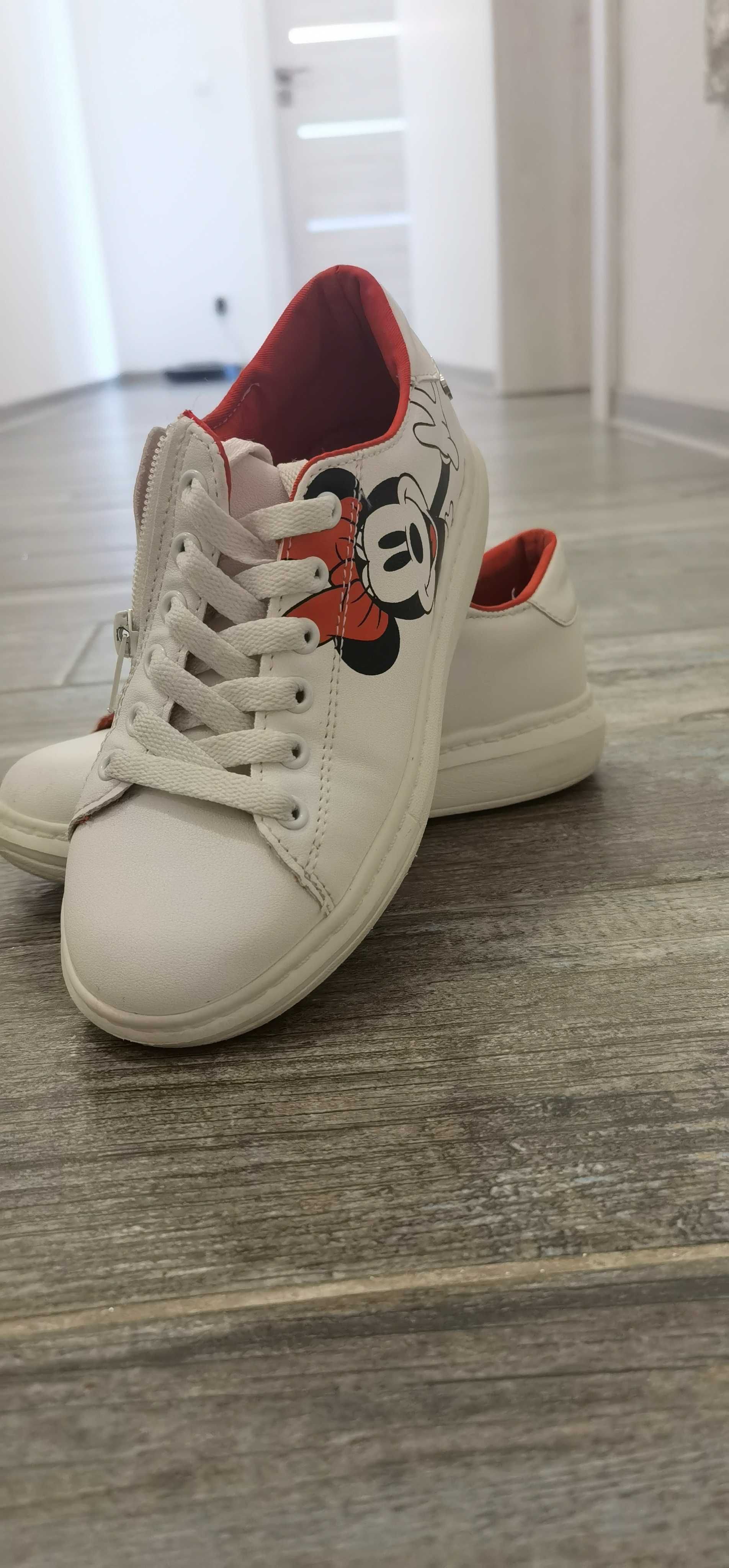 Adidași Geox colab cu Disney și o pereche simplă Disney