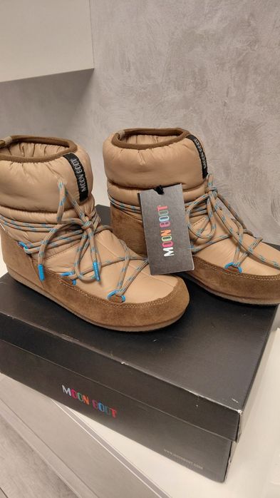 Ghete/ cizme Moon Boot Low Suede Nylon marimea 38.

Ghetele sunt noi,