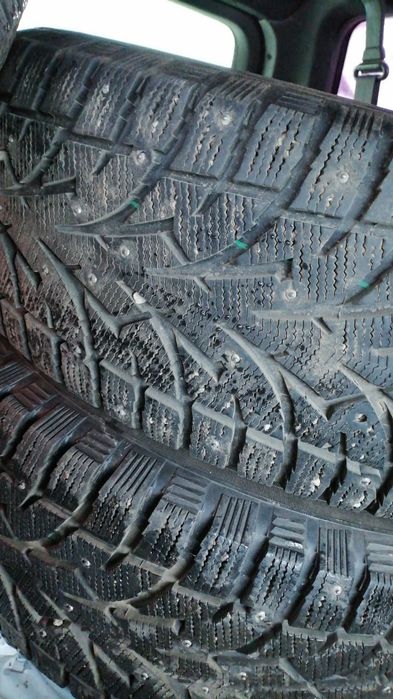 Продам шыны зимние на Митсубиси паджеро.Шыповонные в хорошем состоянии