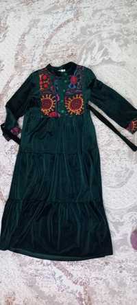 Платье, Бишкек,повседневное, зелёное с орнаментом впереди