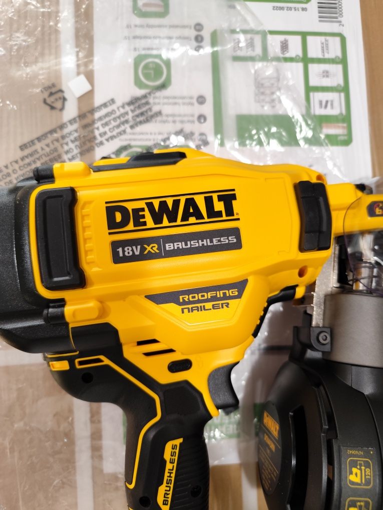 Акумулаторен такер - пистолет за битумни керемиди Девалт DeWALT DCN45R