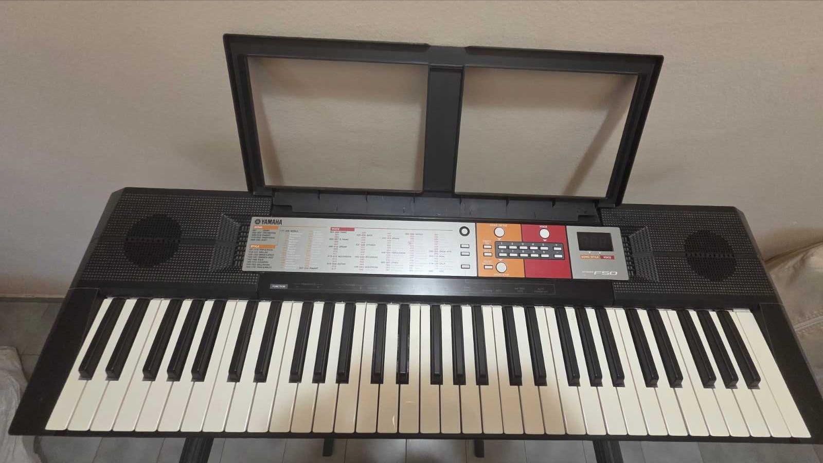 YAMAHA keyboards PSR-F50 със стойка