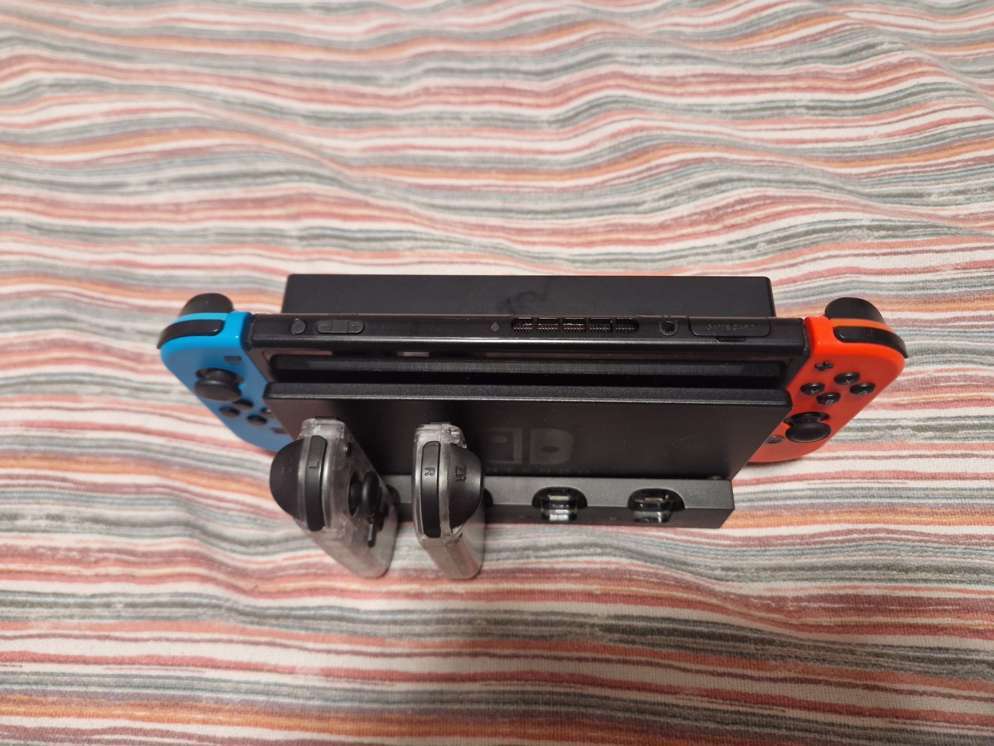 Продавам Nintendo switch с 2 JoyCons