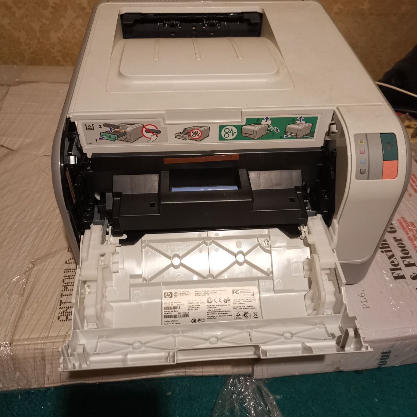 Продавам принтер HP ColourJet CP1215
