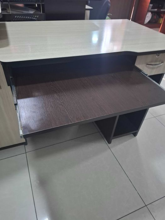 Стол компьютерный в идеальном состоянии.