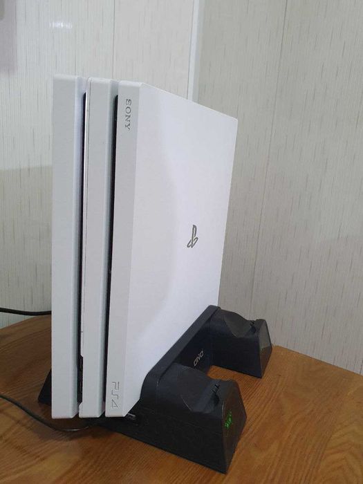 Продаю PlayStation 4 PRO 1TB / 4K — идеальное состояние!