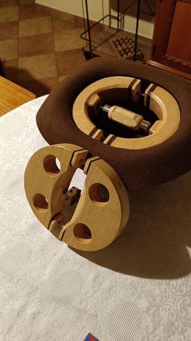 Vând două întinzătoare vintage pentru pălării cu 500 lei