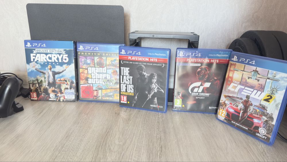 Playstation 4 Slim 500GB +Два джойстика+5 игри