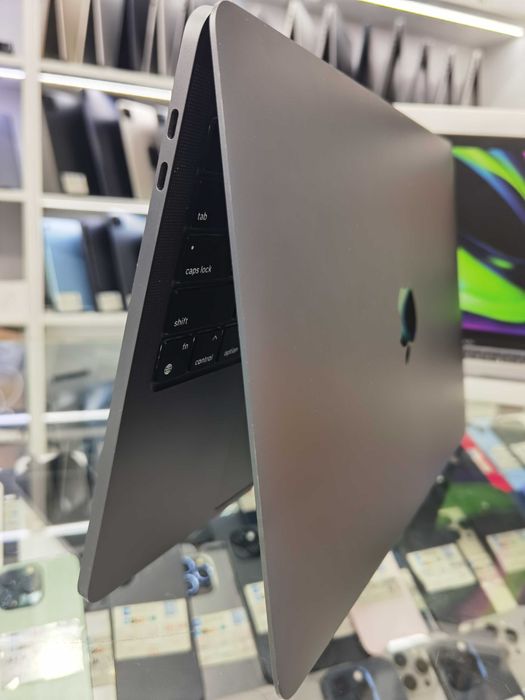 Macbook pro m2 13.6 8ram 512 ssd