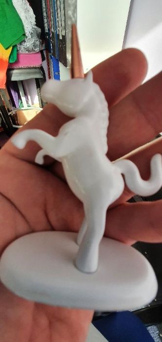 Calut inorog din metal alb