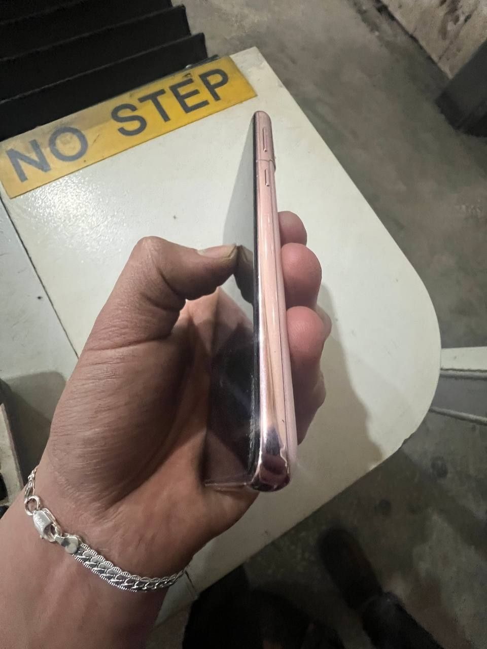 Samsung s 21  8+8 256 g qirilgan joyi tel tiniq kafolat 6 oy