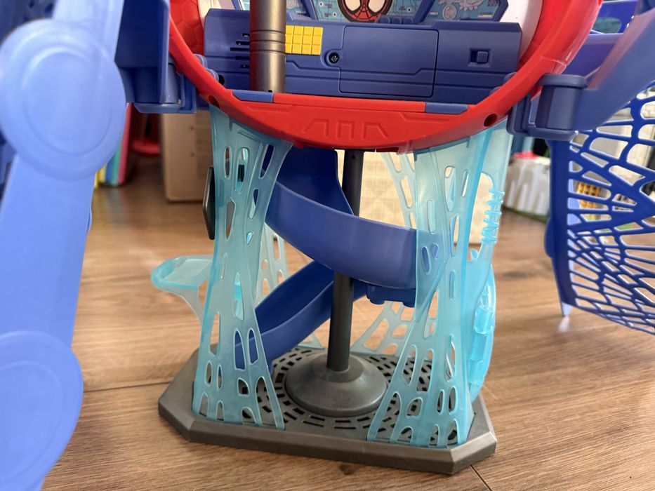 Базата на Спайдърмен и приятели