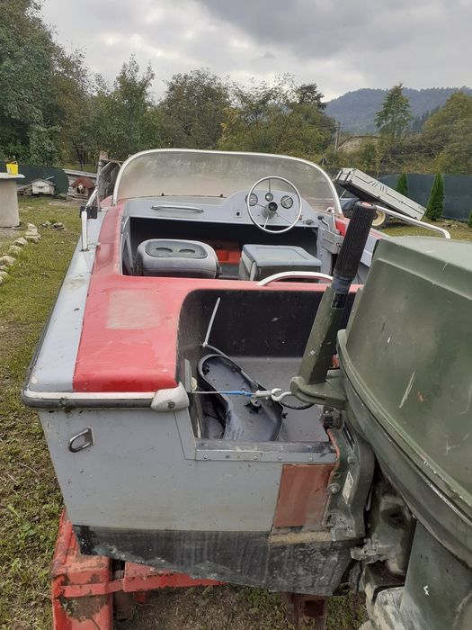 Barcă de pescuit cu motor de 40 cp 2 timpi.