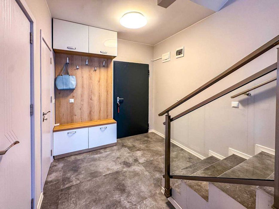 Триетажна модерна къща с двор в Сарафово, Бургас