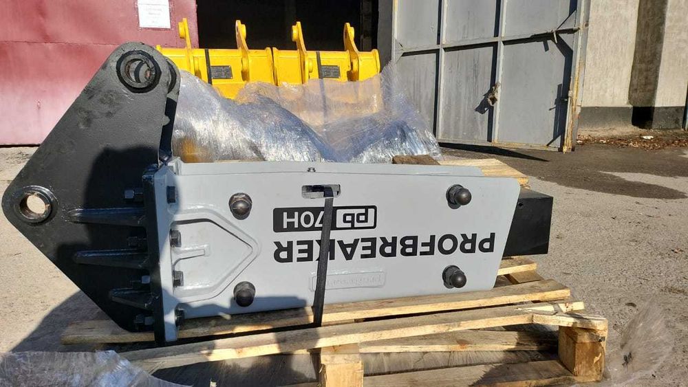 Гидромолот для экскаватора-погрузчика LiuGong 777.