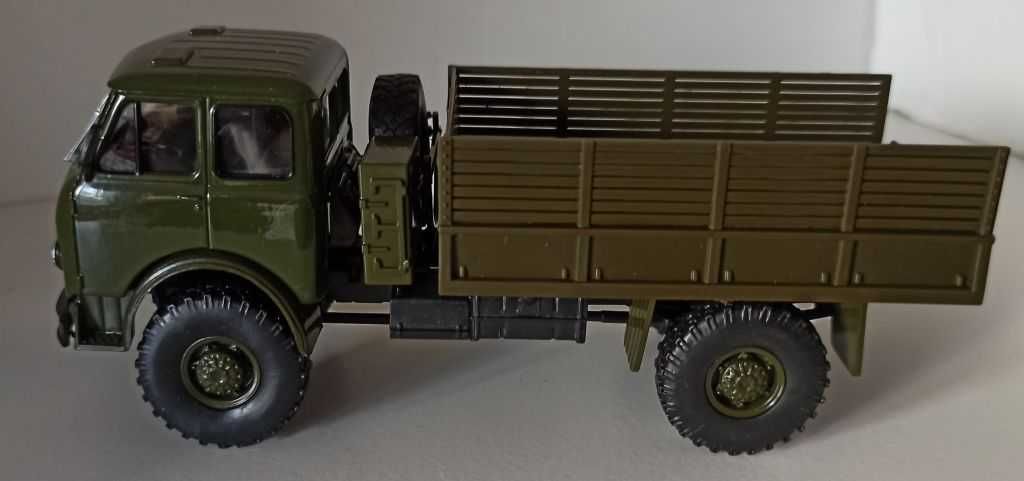 Macheta MAZ 505 1963 camion "verde militar" - MCG 1/43