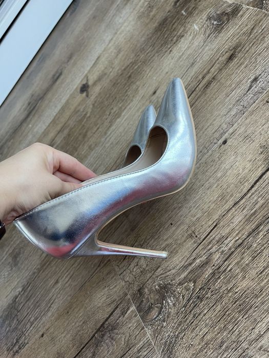 Pantofi argintii cu toc