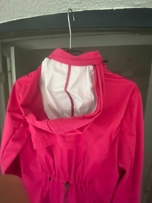 Jacheta/Geaca sport C&A, roz, subtire, S/36 cu gluga ascunsa, nou