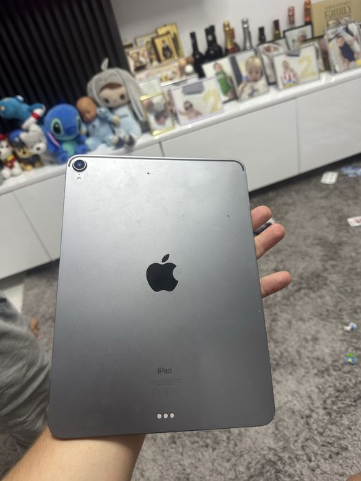 Vând Ipad Pro 11 inch gen 1 2018 pentru piese recarosare