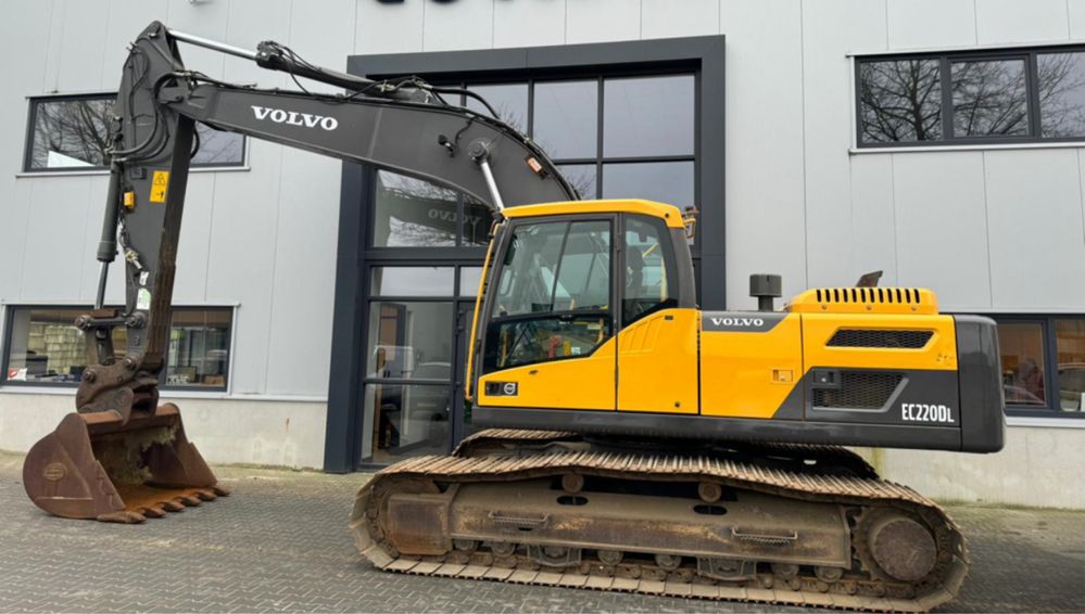 Excavator Volvo EC 220 DL  an 2014  10000ore import Olanda