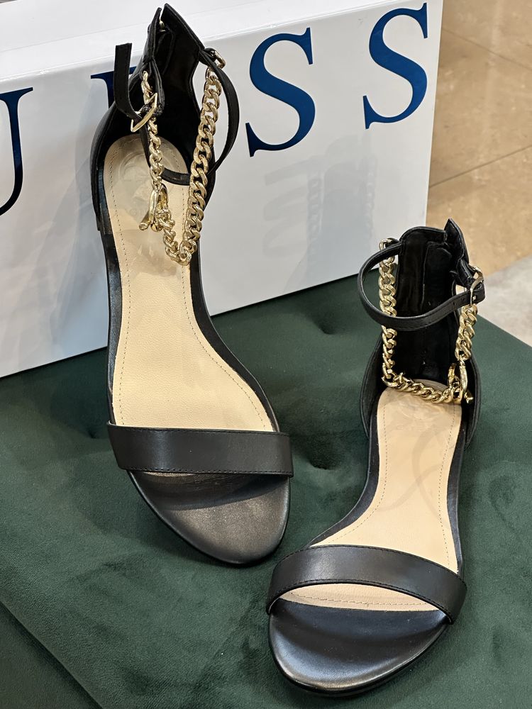 Дамски сандали с права подметка GUESS