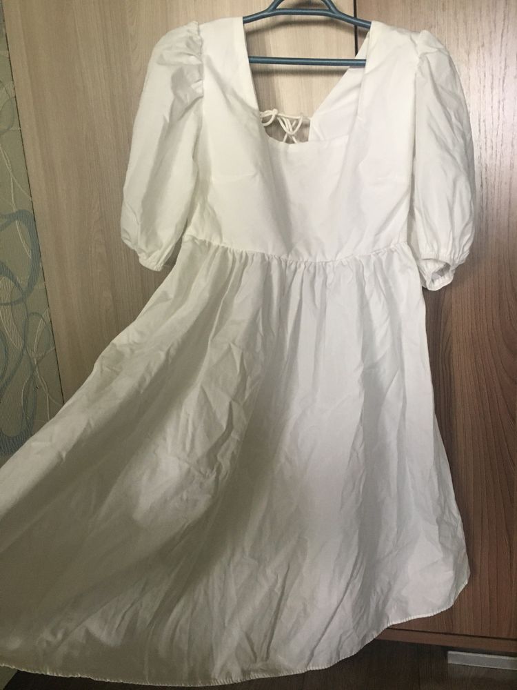 продам два белых платья