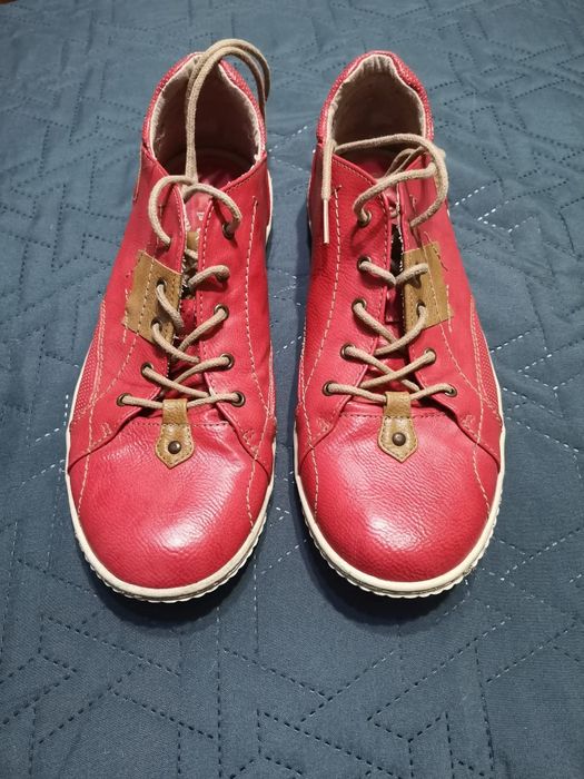 Оригинални обувки  "MUSTANG"
39 номер, отвътре с лека за