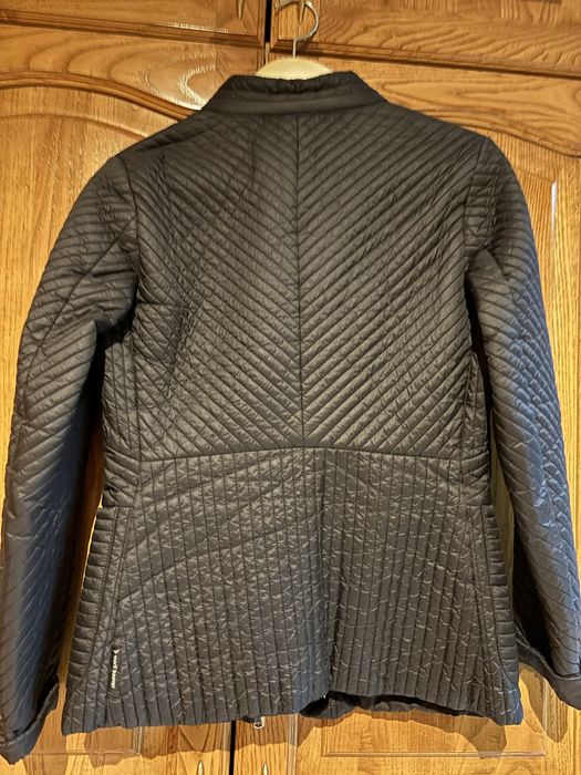 Черно яке, удобно и подходящо за пролет/есен. Прекрасно, запазено.