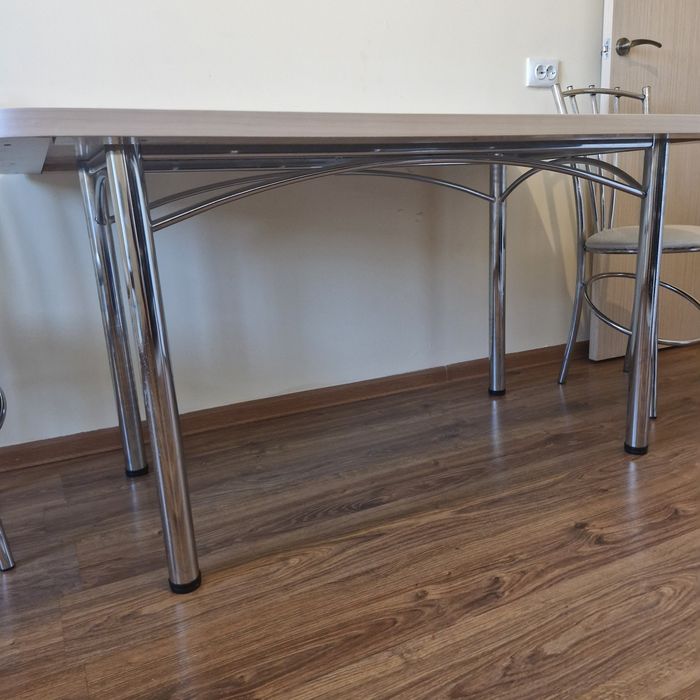 Продаётся обеденный стол