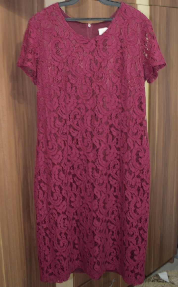 Rochie din dantelă vișinie
