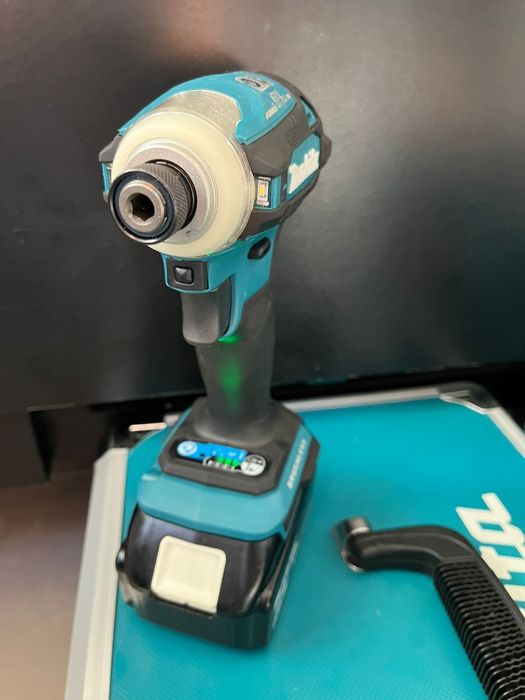 Multifuncțional Makita DTM51 și circular Makita DHS680