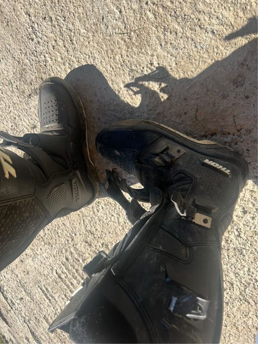 Vând schimb cizme si cască